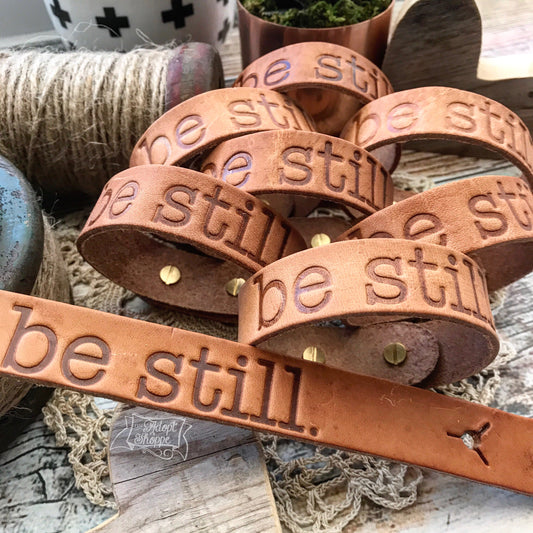 be still (camel/natural) leather cuff