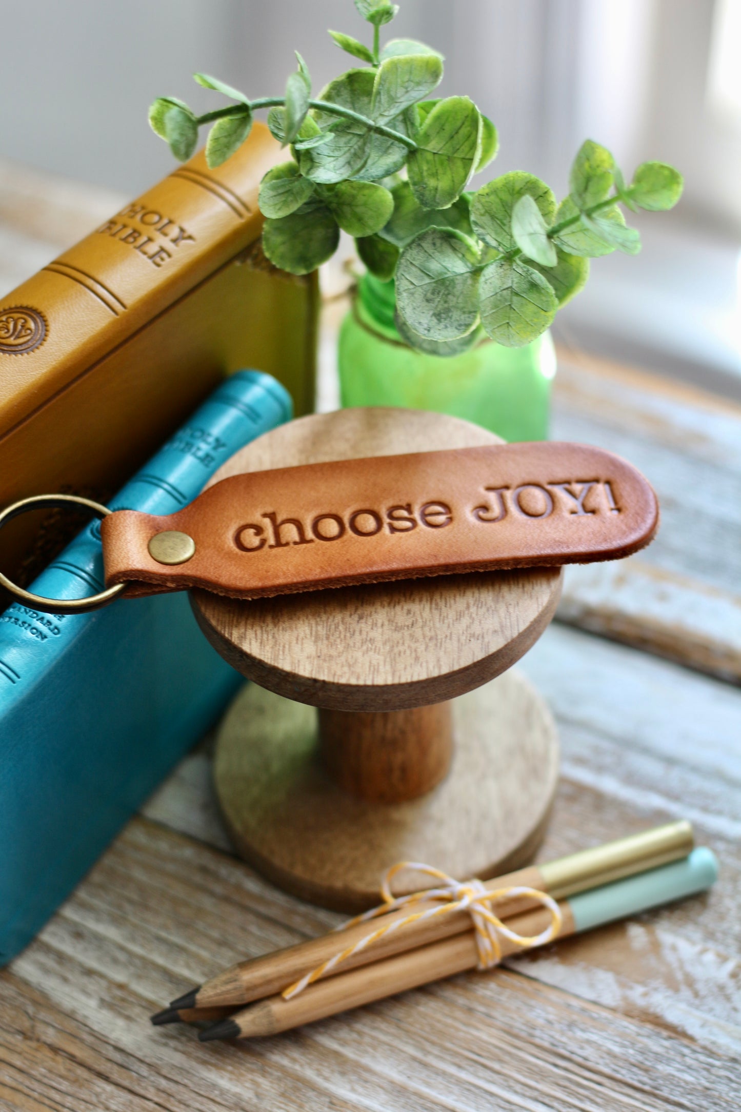 choose joy leather keyring (camel/natural)