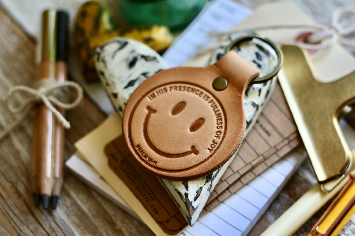 in His presence is fullness of joy smiley face (Psalm 16:11) leather keyring (camel/natural)